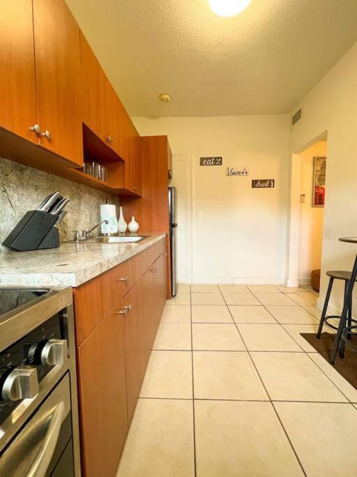 Cozy 1-Bedroom Rental In Μαϊάμι Εξωτερικό φωτογραφία