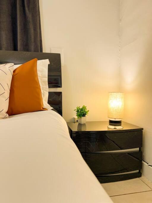 Cozy 1-Bedroom Rental In Μαϊάμι Εξωτερικό φωτογραφία