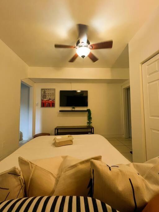 Cozy 1-Bedroom Rental In Μαϊάμι Εξωτερικό φωτογραφία