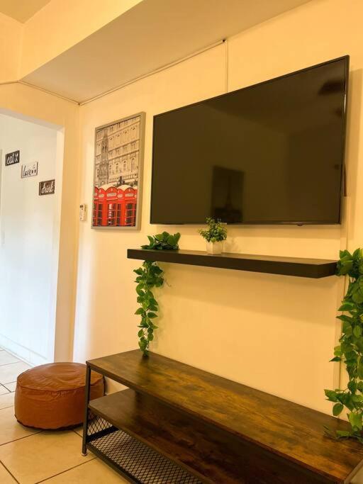 Cozy 1-Bedroom Rental In Μαϊάμι Εξωτερικό φωτογραφία